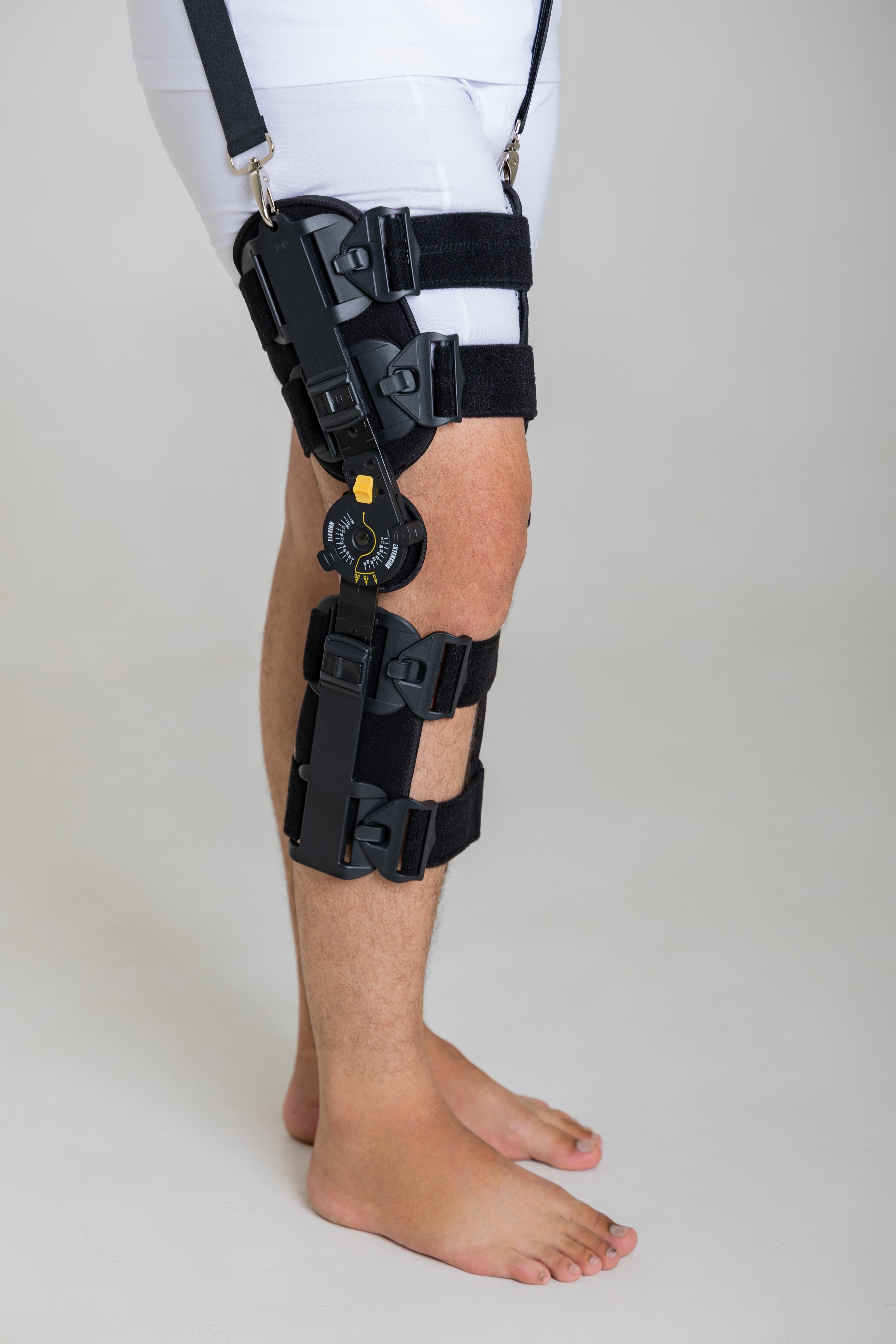 Knee joint orthosis with adjustable flexion and fixation