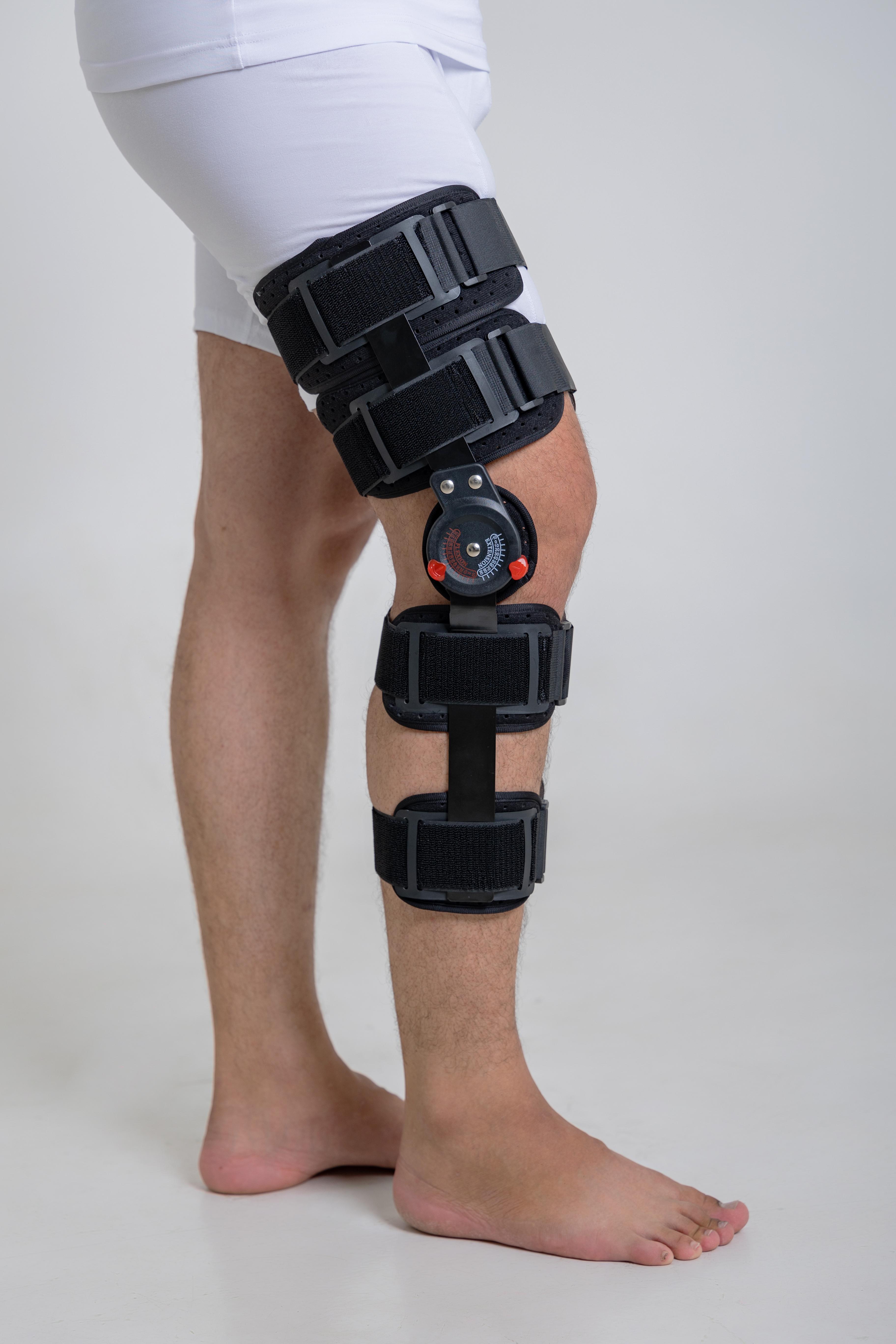 Knee joint orthosis with adjustable flexion and fixation