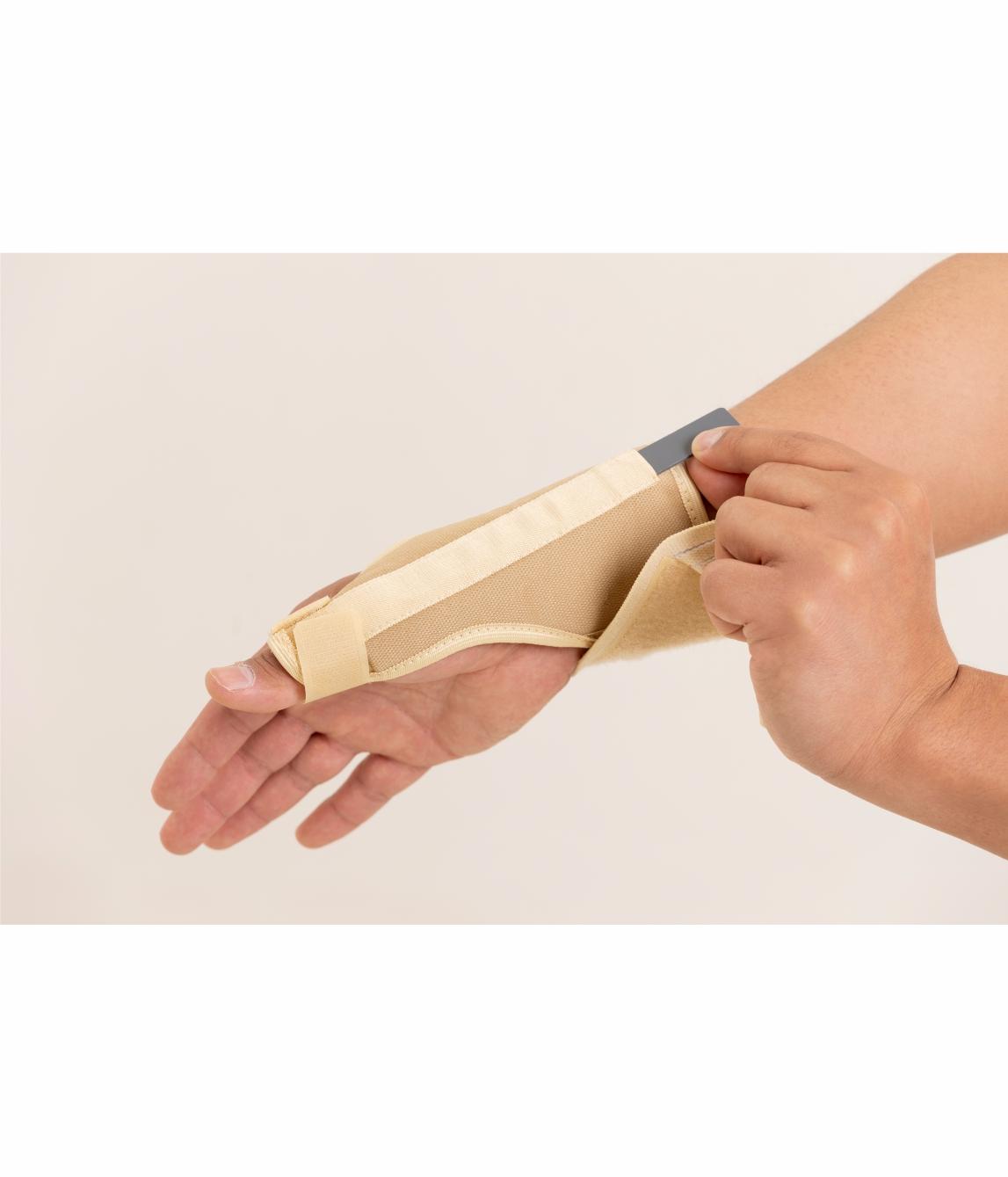 Wrist brace with thumb fixation