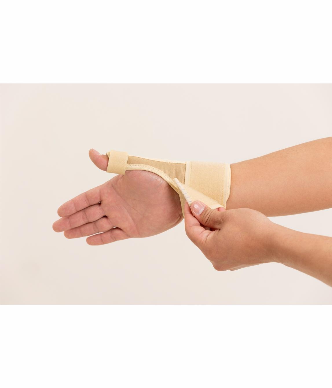 Wrist brace with thumb fixation