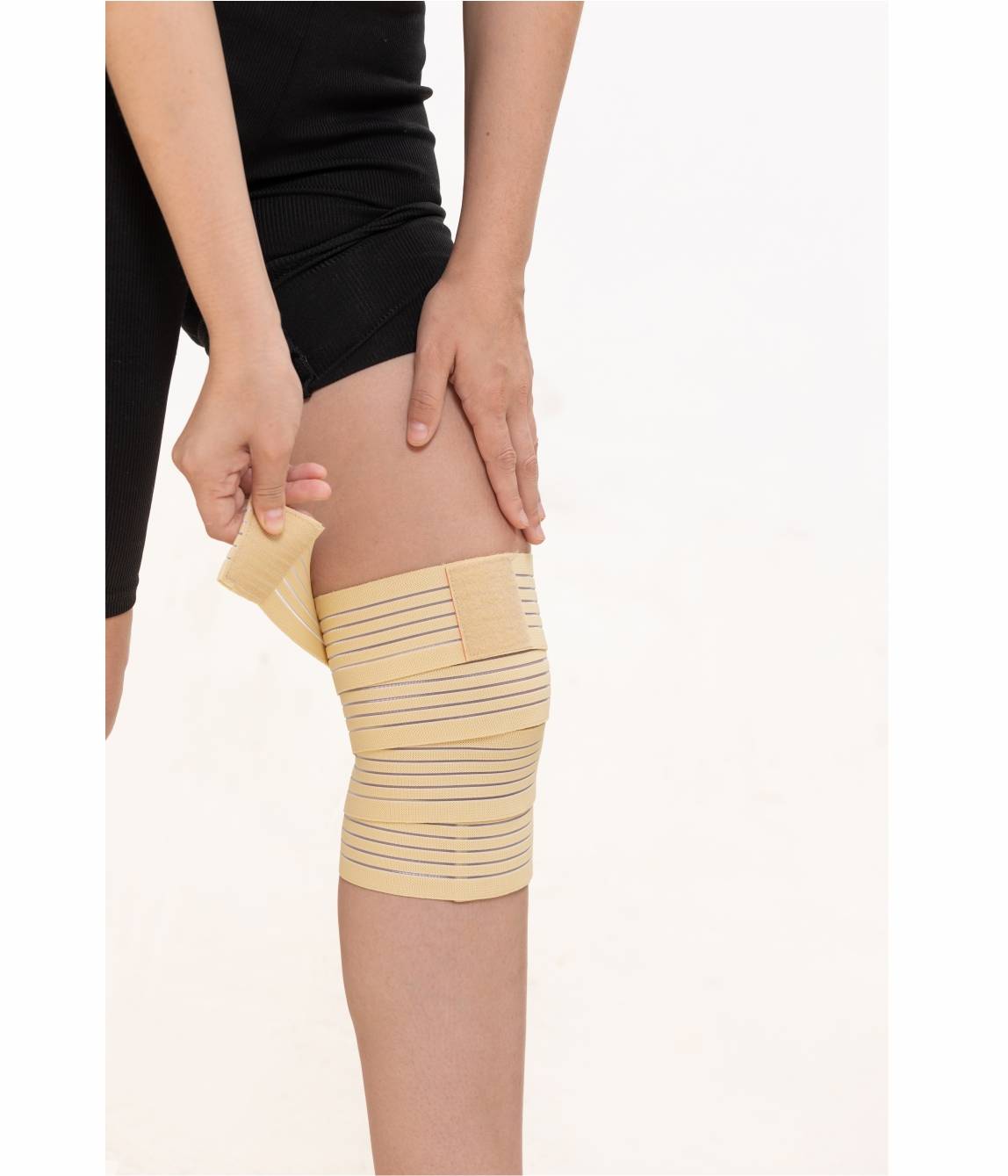 Elastic knee bandage.