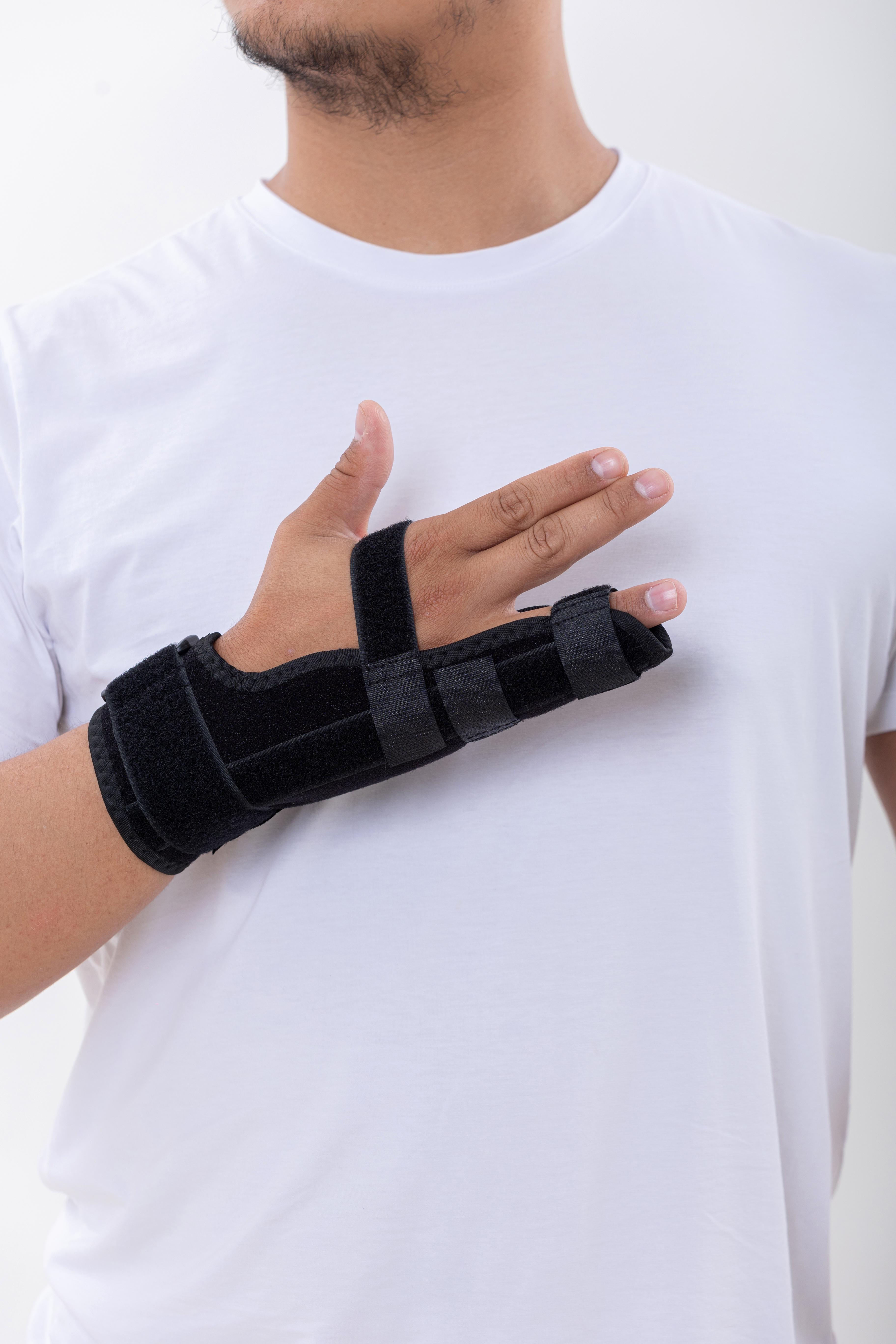 Wrist brace with fixation for the 4th and 5th fingers 